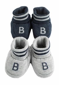 Neulosukat tummansinisessä ja vaaleanharmaassa värissä, joissa on ribbireunat ja toisiaan täydentävä "B"-kirjain jokaisessa parissa. Pehmeä materiaali, joka istuu tiukasti.