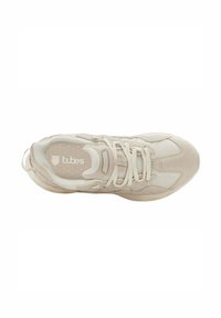 Beige Sneaker mit Obermaterial aus Mesh und Wildleder, runder Zehenpartie und cremefarbenen Schnürsenkeln. Verfügt über einen gepolsterten Schaft und ein Logo, das auf der Innensohle aufgedruckt ist.