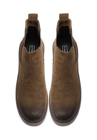 Stivali ankle in suede marrone con inserti elastici laterali, punta arrotondata e suola in gomma liscia. Parte superiore testurizzata con sottili variazioni di tonalità.