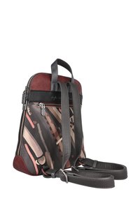 Mochila con acentos en cuero rojo y una tela estampada con rayas verticales en tonos tierra. Incluye correas grises ajustables y un asa en la parte superior.