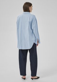 My Essential Wardrobe SUNNA BOXY - Užsagstoma palaidinė - pearl blue