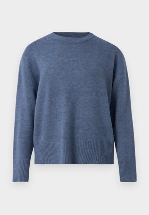 Blå strikkegenser med ribbestrikket hals og hem. Har lange ermer og en avslappet passform, laget av mykt stoff.