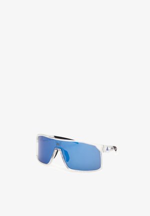 Lunettes de soleil sportives à monture transparente avec des verres bleus miroir et des branches noires, inclinées pour montrer les détails avant et latéraux.