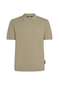 Khaki polo tričko s texturovanou tkaninou, krátkymi rukávmi a golierom na polovičný zips. Obsahuje jemne vyšívané logo na hrudi.