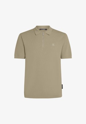 Khatššpolo särk tekstureeritud kangast, lühikeste varrukatega ja pooltõmbelehega kraega. Üksikasjades on õrn tikandiga logo rinnal.