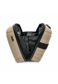 Beige tweezijdige tas met een gestructureerde buitenkant, zwarte binnenkant met ritsvakken en een merkvoering, beveiligd door een zwarte schouderband.