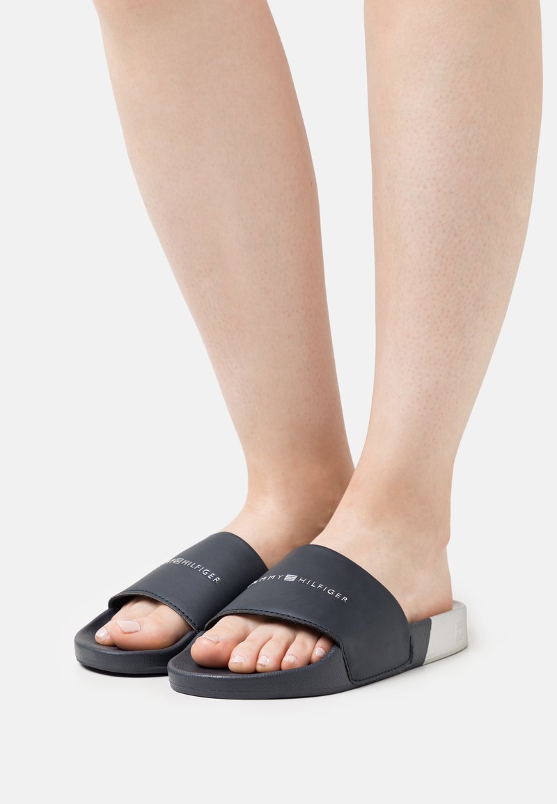 Tommy Hilfiger METALLIC POOL SLIDE Pool slides desert sky/dark blue