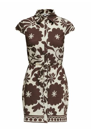 Vestido tipo camisa de manga corta con cuello puntiagudo, cierre de botones en el frente, cinturón anudado en la cintura, gran estampado floral marrón sobre tela beige clara.