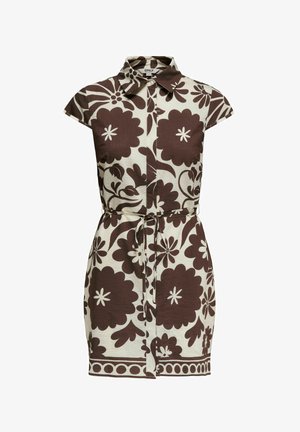 Robe-chemise à manches courtes avec col pointu, boutonnière devant, ceinture à nouer à la taille, grand imprimé floral marron sur tissu beige clair.