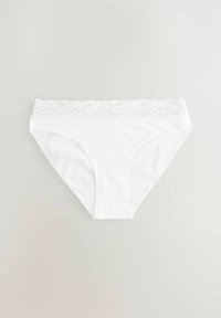 Culotte en coton blanc avec un bord en dentelle à la taille. Le tissu a une texture lisse et une forme de culotte classique.