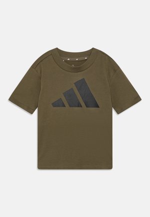 Tricou din bumbac de culoare verde măsliniu cu un logo triunghiular negru pe față, mâneci scurte și guler rotund. Textură netedă și croială regulară.