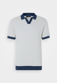 Polo en coton rayé, présentant des rayures verticales bleu marine et blanches, un col et des poignets bleu marine, et un design en V. Texture douce.