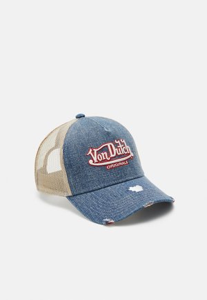 Casquette trucker en denim et mesh beige avec détails usés et logo rouge et blanc "Von Dutch Originals" sur la face avant.