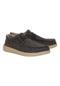 Scarpe textured grigio scuro con accenti marroni, dotate di un design con lacci e una suola beige. L'interno presenta una fodera con motivo.