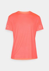 Tričko s krátkým rukávem v jasně korálové barvě, vyrobené z prodyšné látky s texturovaným vzorem; na rukávech se nachází bílé logo.