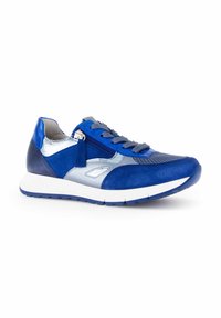 Blauwe sportshoe met een mix van gladde en gestructureerde materialen. Heeft zilveren accenten, een vetersluiting en een gevoerde witte zool.