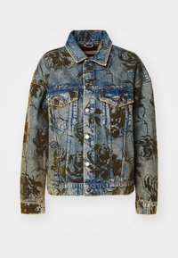 Denim jakna s cvetnim vzorcem v temnih barvah, sprednjimi zapiralnimi gumbi, koničastim ovratnikom in dvema žepoma na prsih z detajli šivanja.
