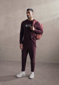 Nike Performance UTILITY - Sac à dos - red sepia/black