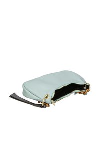 Borsa a pochette in pelle azzurro chiaro con chiusura a zip, hardware dorato e tracolla nera removibile. Texture liscia con dettagli di cucitura discreti.