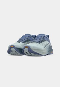 Ténis de corrida leves com parte superior em malha de cor azul clara e pormenores em tons escuros, apresentando solas cinzentas e a marca Vibram na sola.