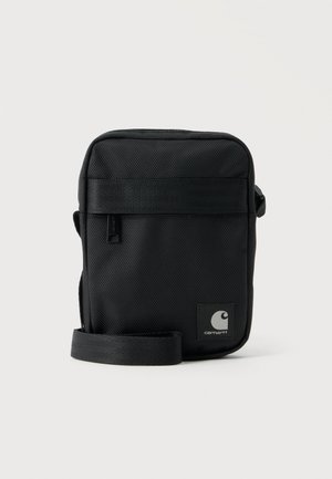 Schwarze Carhartt Crossbody-Tasche mit vorderer Reißverschlusstasche, verstellbarem Riemen und Logopatch in der unteren rechten Ecke.
