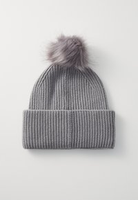 Bonnet en tricot gris avec un design ribbé, ornée d'un pompon duveteux gris sur le dessus et d'un revers au bas.