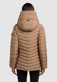 Beige Pufferjacke mit einem Chevron-steppdesign, abnehmbarem Hoodie und glatter, glänzender Oberfläche. Verfügt über schwarze Metallteile und elastische Bündchen.