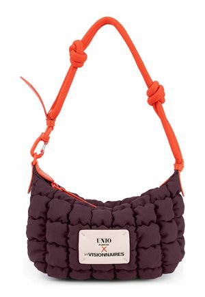 Bolso acolchado de color púrpura oscuro con correa de cuerda ajustable naranja y etiqueta rectangular blanca con la inscripción "UNIO Hamburg x Les Visionnaires."