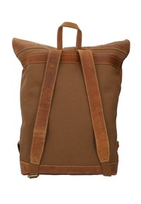 Hnedý plátený ruksak s koženými akcentmi, preklopeným vrchom, nastaviteľnými popruhmi a detailmi šitia. Odolný a štruktúrovaný dizajn.