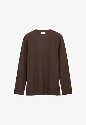 Donkerbruine longsleeve met ronde hals, geribde textuur en een klein label aan de binnenkant van de achterkant van de kraag.