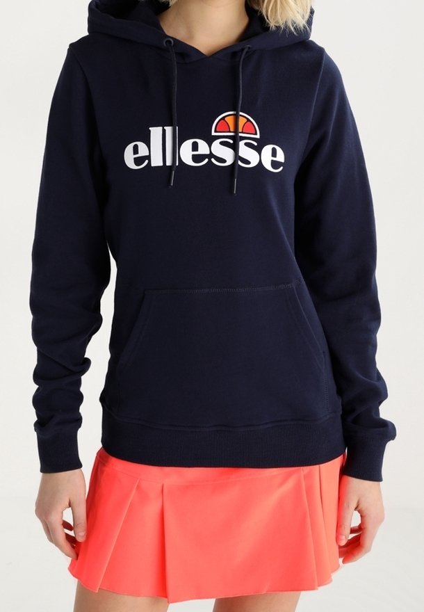 Sudadera azul marino con bolsillo tipo canguro en la parte frontal, cordones y logo blanco de "ellesse" con un acento rojo y amarillo encima del texto.
