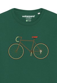 Grünes T-Shirt mit einem Fahrrademblem. Das Fahrrad hat einen braunen Rahmen, einen roten Sattel und cremefarbene Räder mit einem minimalistischen Design.