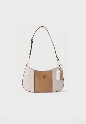 Sac d'épaule bicolore beige et marron avec bandoulière réglable, plaque logo triangulaire et deux porte-clés de marque attachés à la poignée.