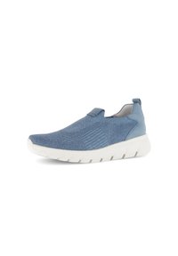 Helle blaue Slip-On-Sneaker mit atmungsaktivem Strick-Obermaterial, weißer gepolsterter Sohle und dezent gerilltem Muster an den Seiten.