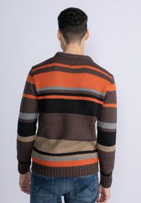 Gebreide trui met brede strepen in oranje, zwart, bruin en grijs, met een geribde kraag en manchetten, een gestructureerde stof en een losse pasvorm.