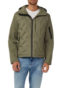 Oliwkowa puchowa kurtka z kapturem, zapinana na zamek, z kontrastującymi czarnymi akcentami. Charakteryzuje się pikowaną fakturą oraz detalami w postaci bocznych kieszeni.