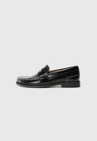 Schwarze Lederloafers mit gestepptem Design, glatter Oberfläche, niedrigem Blockabsatz und silbernen Akzenten. Klassische, abgerundete Zehenform.