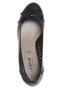 Svart platt sko med perforerat syntetiskt övre och matt läder tåhätta. Har en rosettdetalj framtill och en slät innersula.