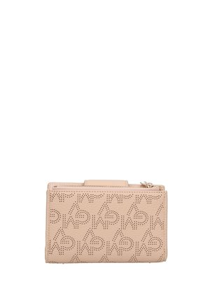 Portafoglio in pelle beige con motivo logo ripetuto traforato e tasca con cerniera in alto, forma rettangolare con bordi cuciti.