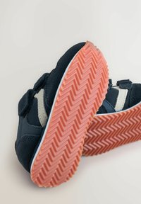 Navy blue toddler sneakers with beige stripes and pink zigzag rubber soles, displayed on a light background.