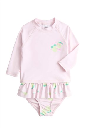 Lichtroze babybadpak met lange mouwen, gerimpeld rokje, groene citroenprints en een klein tekstontwerp op de borst.