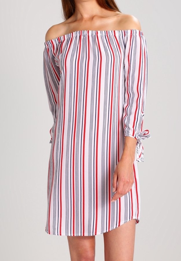 Off-shoulder mekko, jossa on pystysuorat punaiset, laivastonsiniset ja valkoiset raidat. Kolme neljäsosa hihoissa on solmittavat yksityiskohdat hihansuissa. Pehmeä kangas.