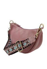 Rosa Lederhandtasche mit geschwungener Form, ausgestattet mit einem gemusterten schwarzen Schulterriemen mit pinken und blauen Akzenten sowie goldfarbenen Beschlägen.