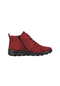 Bottines en suède rouge avec des détails en dentelle noire, fermeture éclair sur le côté, bout rond et semelle texturée pour une meilleure adhérence. Surface lisse avec une finition mate.