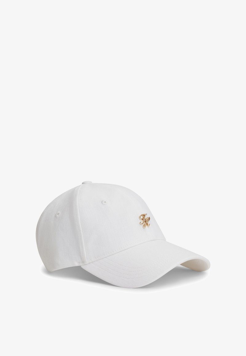 Cappellino da baseball bianco con visiera curva e piccolo logo dorato "FK" al centro anteriore, mostrato su uno sfondo bianco neutro.