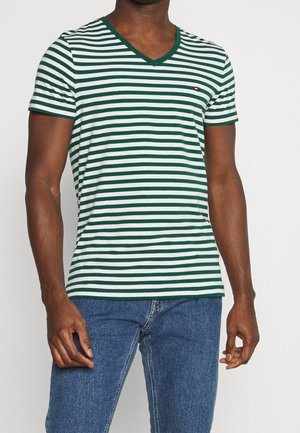 Grøn- og hvidstribet kortærmet V-hals t-shirt med kontrasterende grøn kant og lille logo på brystet, lavet af blødt stof.