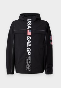 Sort jakke med hætte, med en central hvid stribe og teksten "USA SAIL GP TEAM" samt det amerikanske flag-emblem; har lynlåslommer.