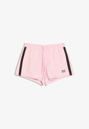 Jasnoróżowe sportowe spodenki z czarnymi pionowymi paskami po bokach, elastycznym pasem z sznurkiem oraz nadrukiem "95" na lewej nogawce.