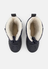 Bottes isolées bleu marine avec une douce doublure en fausse fourrure beige, semelle en caoutchouc robuste et languettes pour un enfilage facile. Bout rond et design imperméable.