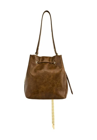 Rjava usnjena torbica v obliki vedra z zapiranjem na vrvico in nastavljivim naramnim trakom na belem ozadju.